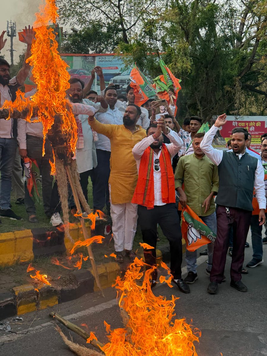 BJYM's tweet photo. नेशनल हेराल्ड मामले मे @INCIndia द्वारा लगातार देश को गुमराह किए जाने और करोड़ों रुपए का गबन कर देश को आर्थिक रूप से कमजोर करने के विरोध में आज @BJYMinJH के कार्यकर्ताओं ने  कांग्रेस की पूर्व अध्यक्ष सोनिया गाँधी और @RahulGandhi का पुतला दहन कियाl

@shashankrajbjp https://t.co/v4kUwoM8BR