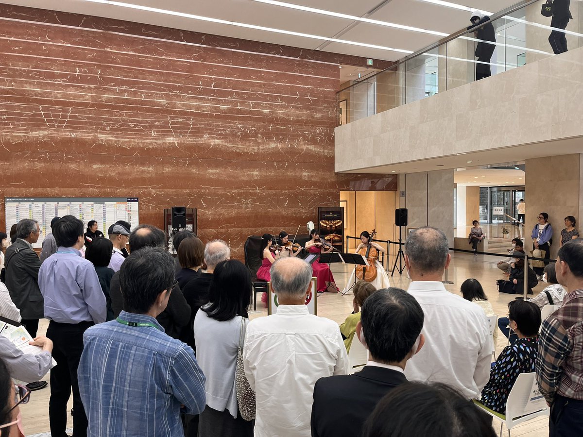 15:00の部開演いたしました👏2Fオフィスロビーにて演奏中✨
春に聴きたいヴィヴァルディの名曲、”春”から始まり、ベートーヴェンの作品が続きます🎻ヴァイオリン・ヴィオラ・チェロをいろんな角度から間近でお楽しみいただける素敵な機会😊いろんな視点から素敵な演奏をお楽しみください♪