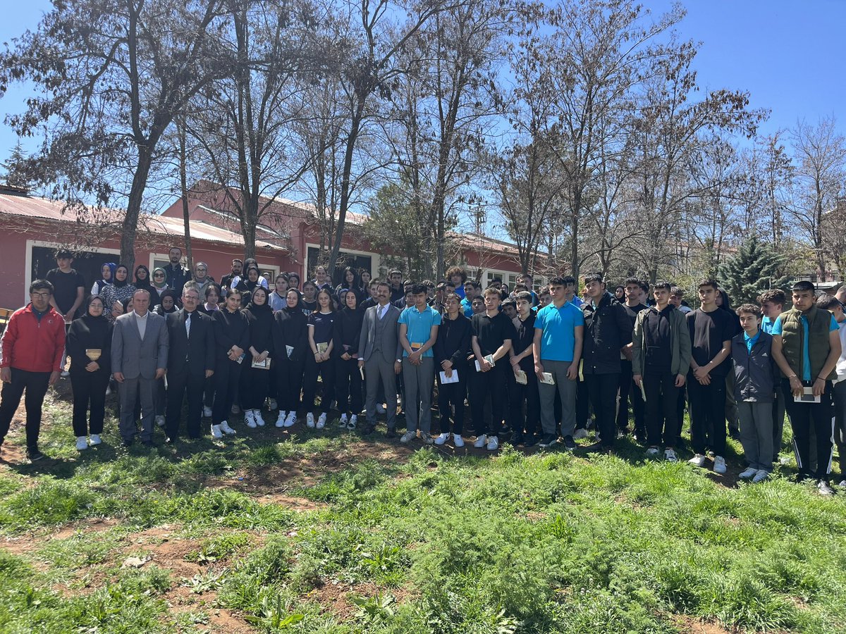 Akören’de Hep Birlikte Kitap Okuyoruz!

Sn. İlçe Kaymakamımız İsa BERTAN ve Sn. İlçe Milli Eğitim Müdürümüz Hakan BOZDAĞ kitap okumanın önemine dikkat çekmek ve kitap okuma alışkanlığının kazanılmasına destek olmak amacıyla okulumuzda kitap okuma etkinliğine teşrif ettiler.