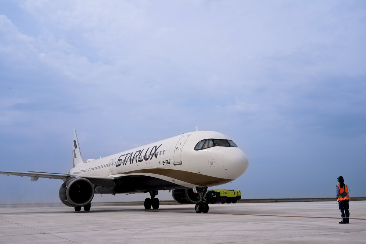 神戸空港 国際チャーター便 到着・出発1番機を運航！ ＼ 神戸の空に