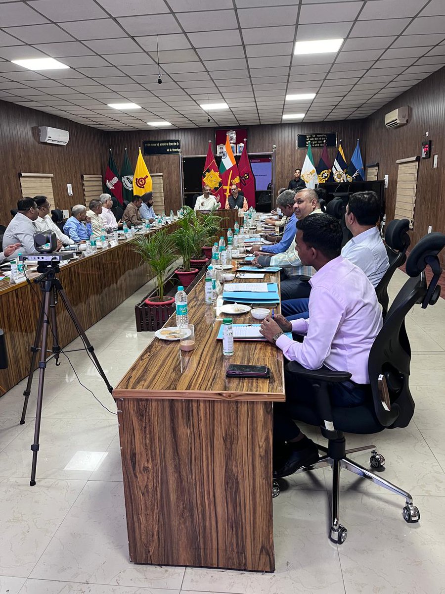 suryacommand's tweet photo. "𝗨𝗻𝗶𝘁𝗶𝗻𝗴 𝗳𝗼𝗿 𝗦𝘁𝗿𝗲𝗻𝗴𝘁𝗵: #𝗜𝗻𝗱𝗶𝗮𝗻𝗔𝗿𝗺𝘆 & #𝗕𝗶𝗵𝗮𝗿𝗣𝗼𝗹𝗶𝗰𝗲”

A #SynergyConclave held at #DanapurCantt, marked a pivotal moment for collaboration between the #IndianArmy and #BiharPolice. Maj Gen Vikas Bhardwaj, #GOC, Jharkhand & Bihar Sub Area and Mr Vinay Kumar, #IPS, #DGP #Bihar led the discussions highlighting essential measures to enhance coordination and synergy between the two uniformed services. It was mutually agreed on vital training initiatives for police personnel to familiarise with Armed Forces protocols. Such formal interactions are aimed to expeditiously address the concerns of Armed Forces personnel - serving and veterans alike, in #Bihar.

#SuryaCommand  #JharkhandAndBiharSubArea #Collaboration #BiharPolice 

@adgpi
@ProDefLko
@PRODefDehradun
@PROdefprayagraj
@SpokespersonMoD
@UBArea_IA
@HQ_IDS_India
@MinofDefIndia