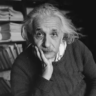 Radio3scienza's tweet photo. Il 18 aprile di 70 anni fa, a Princeton, negli Stati Uniti, si spegneva a 76 anni #AlbertEinstein . Aveva trascorso gli ultimi anni della sua vita lavorando ad una visione unificata del mondo fisico e a sostegno di iniziative di pace negli anni della Guerra Fredda e della corsa alle armi atomiche. Il suo pacifismo scaturiva anche dal suo convincimento dell’unità degli esseri umani e della loro comune appartenenza all’infinito. Un’idea che si lega profondamente alla sua visione spirituale, indagata dal neuroscienziato canadese Kieran Fox nel suo “Sono parte dell’infinito: la biografia spirituale di Albert Einstein” (@egeaonline 2025, in uscita oggi). Alle 11.30 su @Radio3tweet