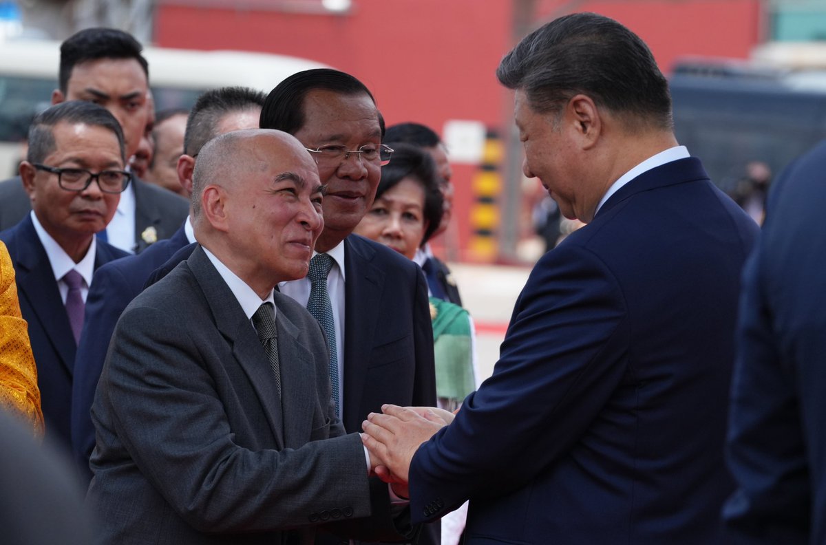 pheaktraneth's tweet photo. "#China and #Cambodia share a millennia-old friendship, with our people having always striven together and thrived together," President #XiJinping made the remarks when meeting with Cambodian King Norodom Sihamoni on Thursday. #XiVisit #XiDiplomacy #QuotesfromXi https://t.co/5FWYhYlqui