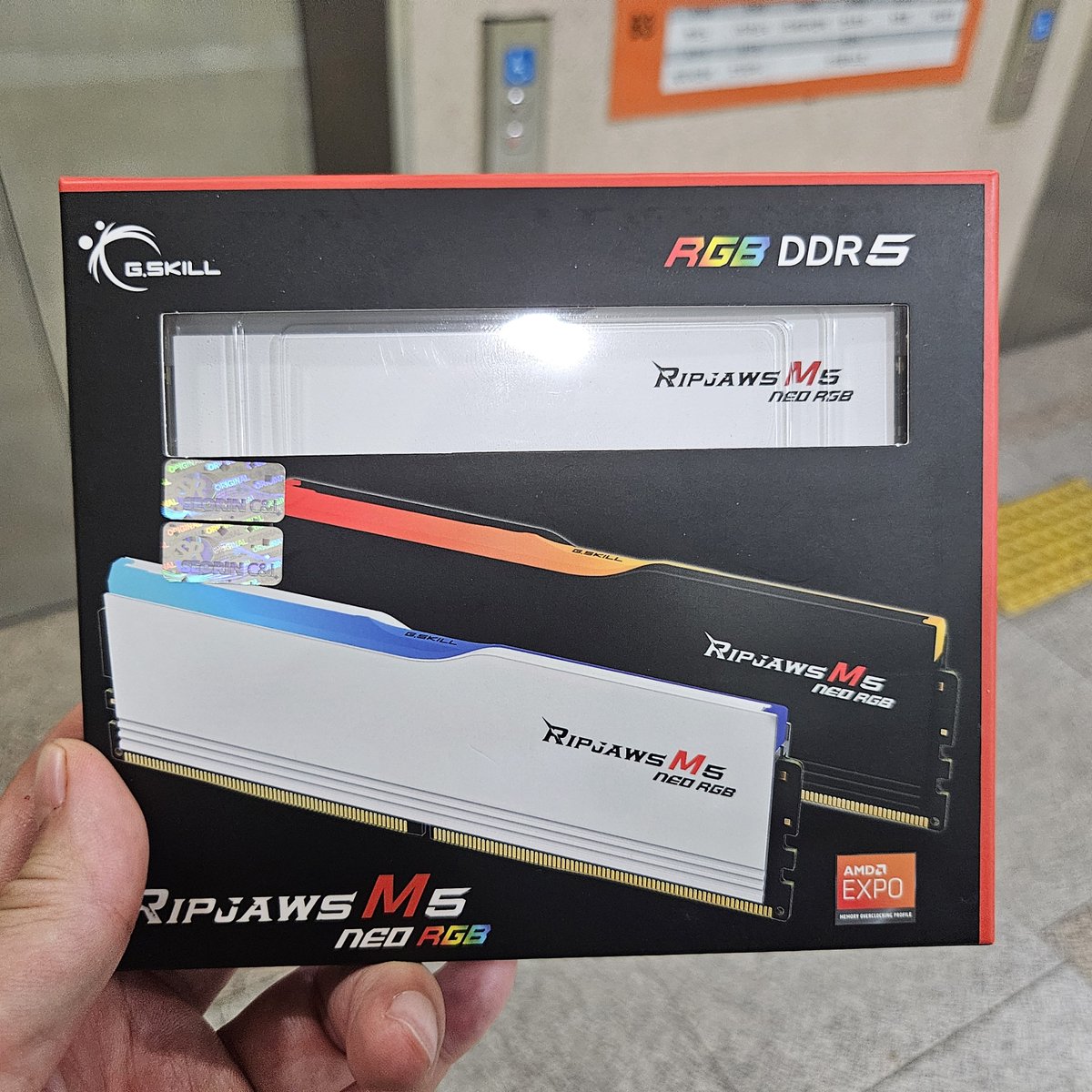 stepan2k's tweet photo. 램 한 장에 48기가 짜리 첨 보죠? 2개 한 세트로 96기가... ㅋㅋ
#DDR5 #96GB #G_Skill #EXPO https://t.co/ellOXY2Nuf
