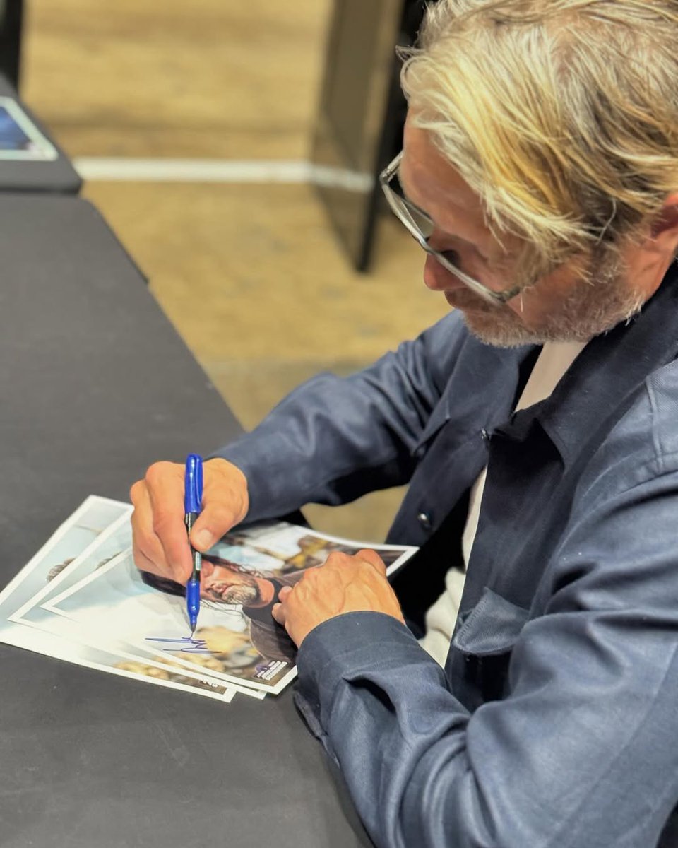Great to see Mads Mikkelsen sign for us and greet his fans at the show! 
<a href="/Official_Pix/">PixelAppleGaming</a> 
#madsmikkelsen #hannibal #マッツミケルセン #マッツ・ミケルセン #SWCJ #StarWarsCelebration