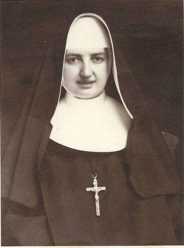 Mirjam Michaelis, geboren 1889 in Berlin in eine jüdische Familie, entscheidet sich 1928, kath. Ordensfrau zu werden, schließt sich den Josefschwestern in Trier an. Ab 1933 verfolgen sie die Nazis. Mirjam muss in andere Klöster fliehen – ihre Mitschwestern schützen sie. 1/3