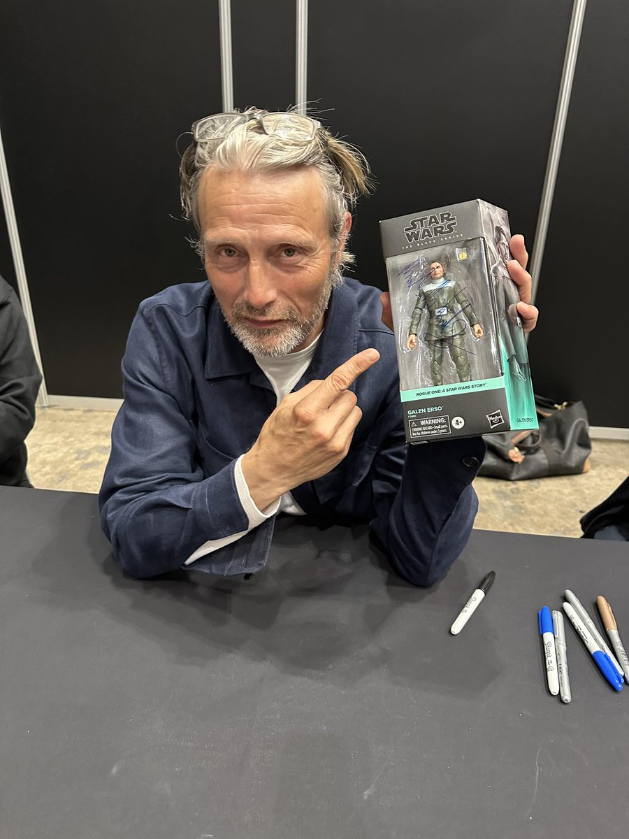 Ho convinto Mads Mikkelsen a firmare una statuetta di Galen Erso e Mads ha detto: "Te la autenticherò personalmente!"
Ann Aslam
#madsmikkelsen #hannibal #マッツミケルセン #マッツ・ミケルセン #StarWarsCelebration 
Mads Mikkelsen