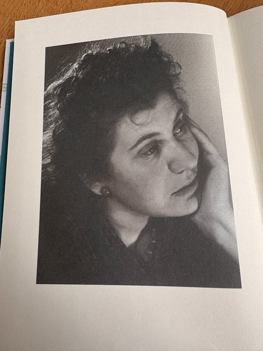 Over Etty Hillesum

‘In duizend zachte armen’ heet de bundel waarin citaten, opwellingen of een enkele uitroep van Etty Hillesum uit haar verzameld werk zijn opgenomen. 

Dankzij dit bundeltje kan de lezer elke dag van een heel jaar een enkele gedachte van de vele die Etty