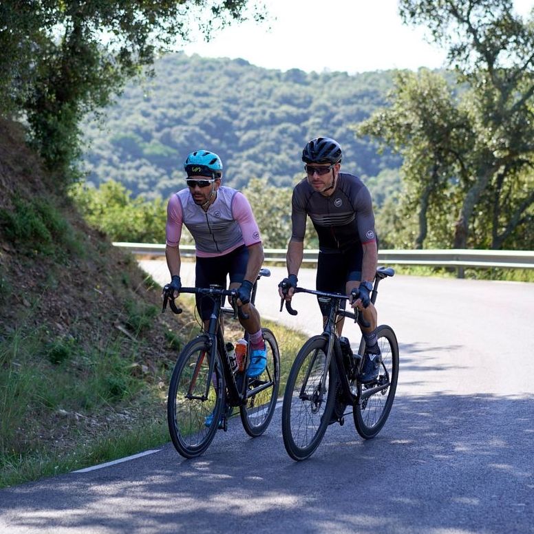 ¿Qué planes tienes para este fin de semana?⁠ ⛅️
⁠
Rutilla con amigos, tu bici a punto y tu equipación de SURAL, el mejor aliado para estos días con cambios de temperaturas!! 
¿Has visto todas las prendas de entre tiempo?
No valen excusas!!!🚴🏻 🚴🏾‍♂️ 
suralsport.com