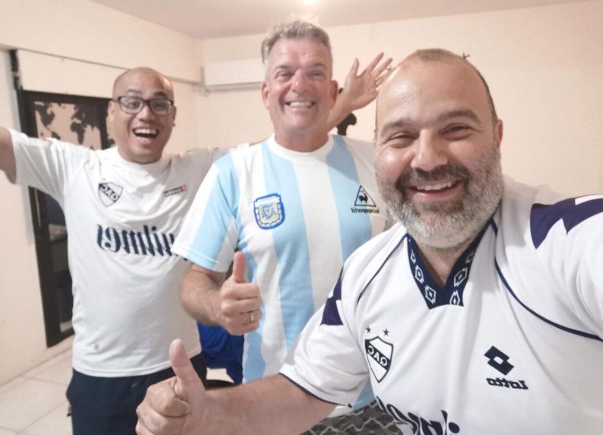 Staantribune's tweet image. Volgende week vrijdag is het Football Shirt Friday in Groot-Brittannië. Waarom doen we dit eigenlijk niet hier? Laten we op 25 april Voetbalshirt Vrijdag - allitereert ook lekker - introduceren in Nederland!

Trek volgende week vrijdag een voetbalshirt aan naar…