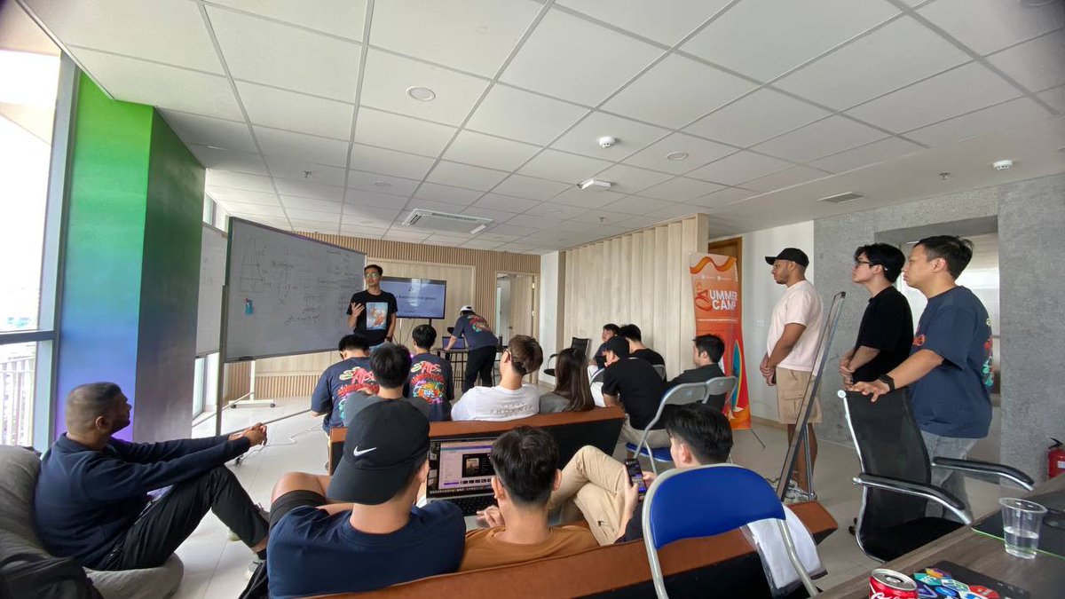 faynguyen071's tweet photo. Day #5
> We got deep insight about #depin on @Solana by @InferixGPU founder
> Solana infra 2.0 changes our mind, you are dev - building infra, we r here to sell by @0xk2_
> @Kha_N_T founder @birdeye_so shared his journey on biz, helped new builders find sustainable biz to buidl https://t.co/o4ieESiqxV