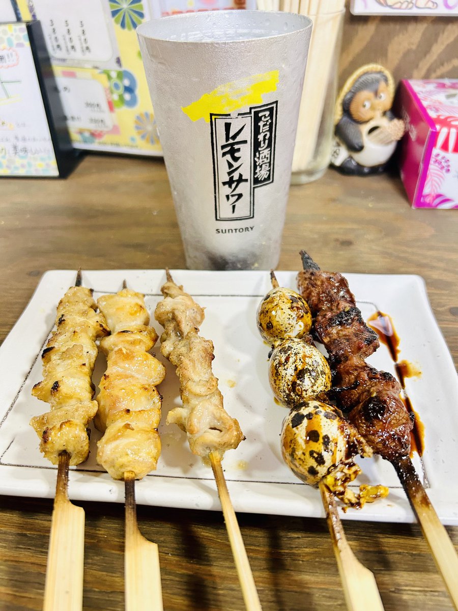 sake_hatabou's tweet photo. 急に断捨離スイッチがはいりまして
心を鬼にして👹子供たちが着ていて
小さくなったり汚れたりした服を断捨離
しました🗑👋🏻20Lのゴミ袋8袋🤣
ちょっとスッキリ✨✨ #花金 今夜も
#はた坊 17時OPEN🏮お待ちしております
#居酒屋 #お酒 #飲み会 #ノンアル #歓迎会
#ザンギ #焼き鳥 #おでん #グルメ https://t.co/VQUl2FxiG6