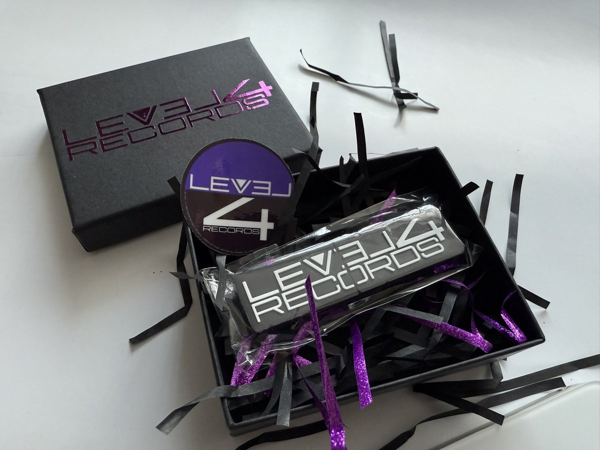 16 Exclusives tracks on this Limited Edition USB

Tracks from BWK Project, Reecey Dixon, Starkey P, Mello’Key, Adam Kronik, G-Double-E, Fabian Dubz, JCK, Tripz, Phonetix 🔥🔥🔥

Grab yours now 👇

level4records.com/category/all-p…

Sample on 👇

on.soundcloud.com/nXkRt4T7s6Q7qt…