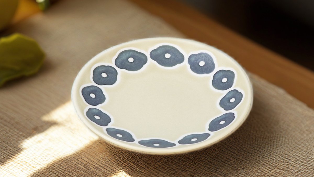 《食卓に春を運ぶ、フラワープレート》
マット釉のやさしい質感にふっくらと浮かび上がる
花模様が愛らしいフラワープレート

砥部焼ならではのしっかりとしたつくりで
毎日の食卓に安心とぬくもりを届けてくれます

フラワープレート インディゴ【砥部焼】
#器好き　#北欧風
#おうちごはん
