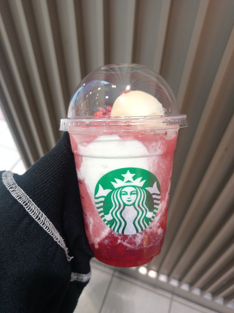 おぃちかっタ🥺💕
イチゴ🍓ﾏｼﾏｼだぁお💞💞
アイスもぉのせちゃったぁ🍦〰️🤍