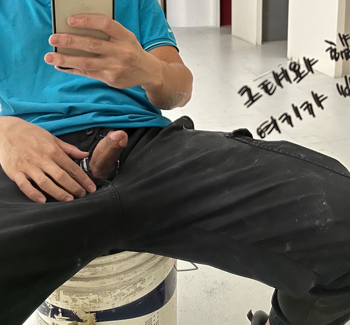 愛裸的西裝工人 tweet media