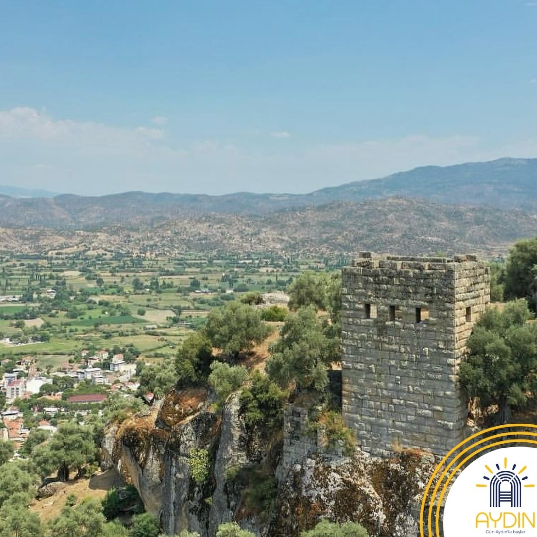 visit_aydin's tweet image. #Karpuzlu ilçesinin batısındaki dağ eteğinde yer alan #Alinda, önemli #Karia kentlerinden biridir.

Karpuzlu’nun evleri arasında Karia tipi lahitler, Alinda nekropolünün şehrin güney eteğinde yoğunlaştığının belgesidir.

📷 IG: cihancans
+++