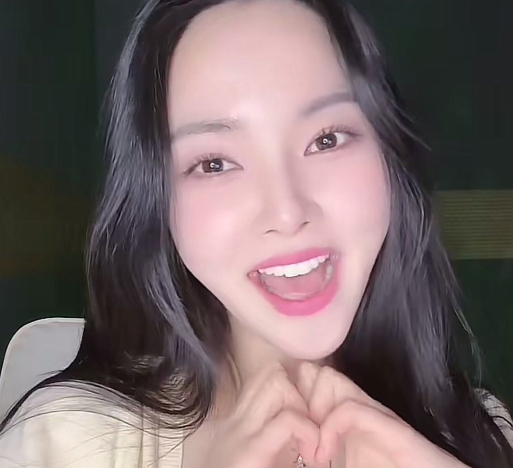 lucepics's tweet photo. screenshots from yeonjoos tiktok lives 🍒

#Luce #루체 #Yeonjoo #연주 https://t.co/xDF1HowRDU