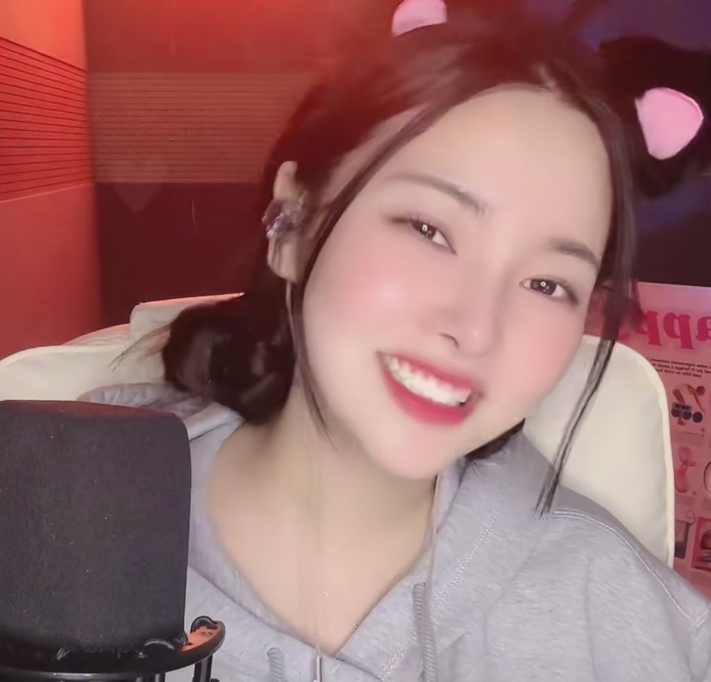 lucepics's tweet photo. screenshots from yeonjoos tiktok lives 🍒

#Luce #루체 #Yeonjoo #연주 https://t.co/xDF1HowRDU