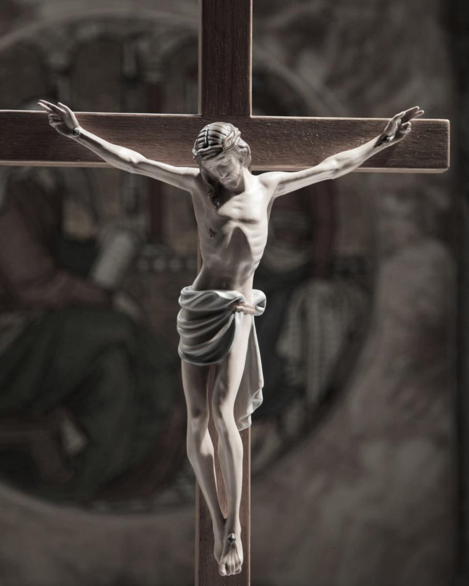 #VendrediSaint, le Christ s’abandonne entre les mains du Père, pour nous sauver par la Croix.

Silence, recueillement, gratitude : aujourd’hui, l’amour se livre jusqu’au bout.

Que ce mystère de douleur et de grâce renouvelle notre foi et notre espérance.