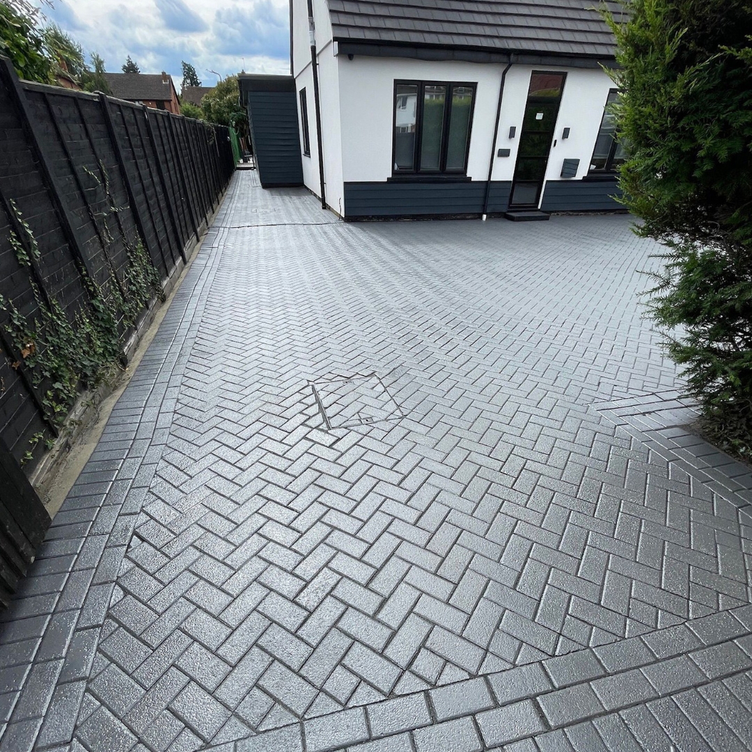 Smartseal's tweet photo. Would you park your car here? 🤢

This driveway looked beyond saving… but with Block Magic, we completely transformed it! 💥✨ 

#DrivewayTransformation #BlockMagic #PavingRestoration #BeforeAndAfter https://t.co/i05EIoldpS