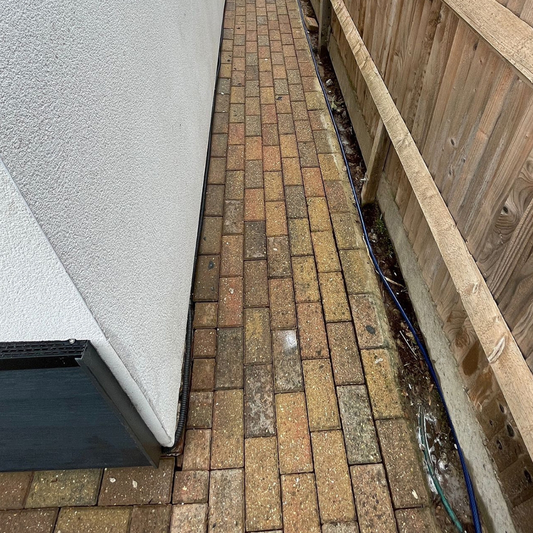Smartseal's tweet photo. Would you park your car here? 🤢

This driveway looked beyond saving… but with Block Magic, we completely transformed it! 💥✨ 

#DrivewayTransformation #BlockMagic #PavingRestoration #BeforeAndAfter https://t.co/i05EIoldpS