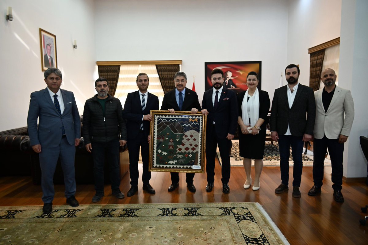 radyo80's tweet photo. İl Kültür ve Turizm Müdürü Burhan Torun ve Turizm Sektörü Temsilcileri, Turizm Haftası nedeniyle Osmaniye Valisi Dr. Erdinç Yılmaz'ı makamında ziyaret etti. https://t.co/IlGulX6KOf