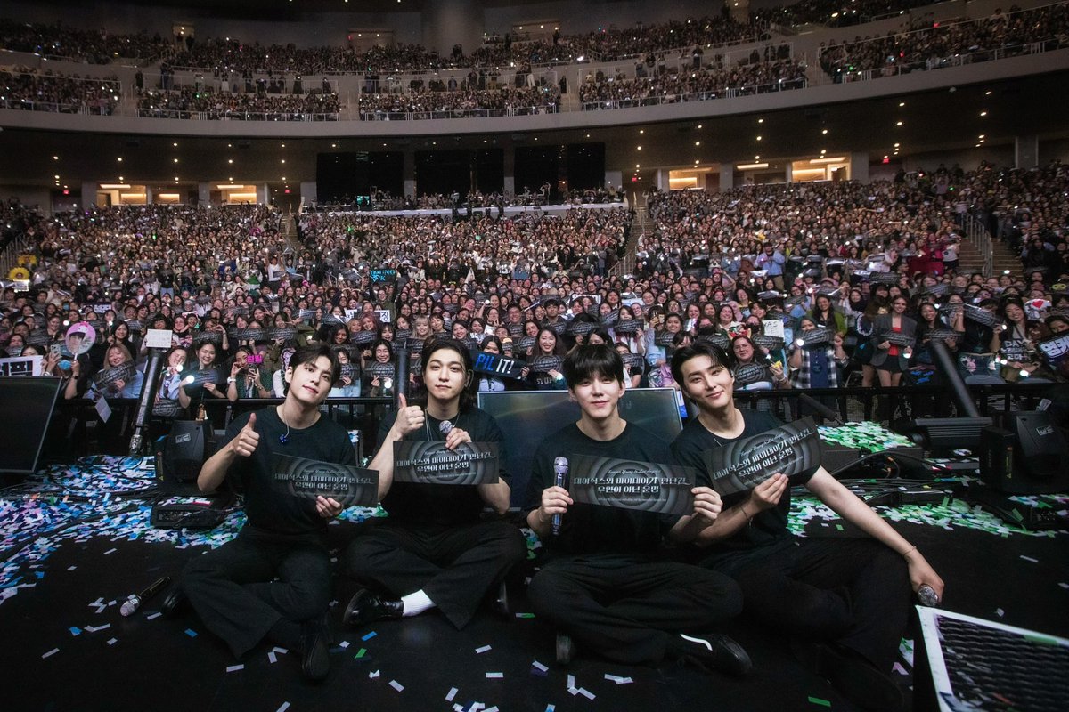 day6official's tweet photo. [ #DAY6_BEHIND ]

3RD WORLD TOUR <FOREVER YOUNG> in 
#LOS_ANGELES

My Day와 채워나가는 무대는~
올타임 행복 포인트임 🌸🥰

=

Every stage we share with My Day~
is our all-time happiness moment 🌸🥰

#DAY6 #데이식스
#DAY6_3RD_WORLDTOUR
#FOREVER_YOUNG
#Band_Aid
#녹아내려요 https://t.co/z9FqakeOyR