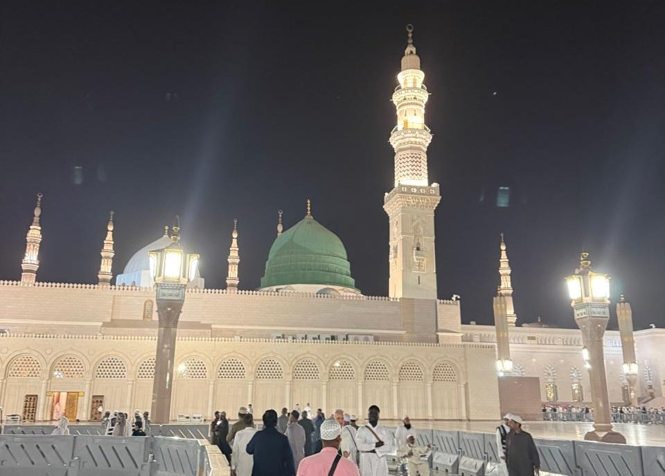 "جیسے پانی آگ کو مِٹا دیتا ہے، نبی کریمﷺ پر دُرود بھیجنا اس سے زیادہ خَطاؤں کو مِٹانے والا ہے۔"

صلى الله عليه وسلم تسليما ❤️
