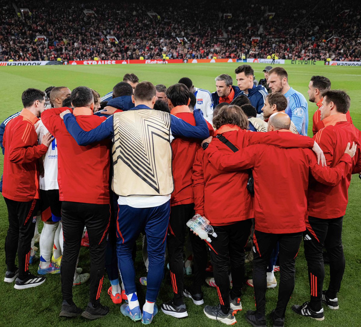 OL's tweet photo. De la déception, évidemment. 

Mais aussi et surtout une immense fierté.

Plus que jamais : ALLEZ L’OL !!! 🔴🔵 https://t.co/lJ3Y6bDlvq