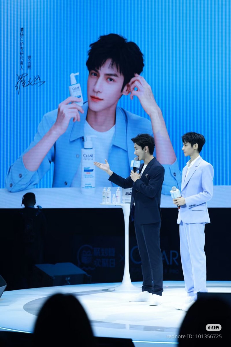 SMilkdrama's tweet photo. #YangGen shared his experience working with #LuoYunxi last night:

"Luo Yunxi! You are the god of live A cappella singing! 😍 Yesterday, I hosted my *senior's event, he was in great shape! He also sing A cappella on the spot."

*both are alumni of Shanghai Theatre Academy https://t.co/t6Qt66qW4s