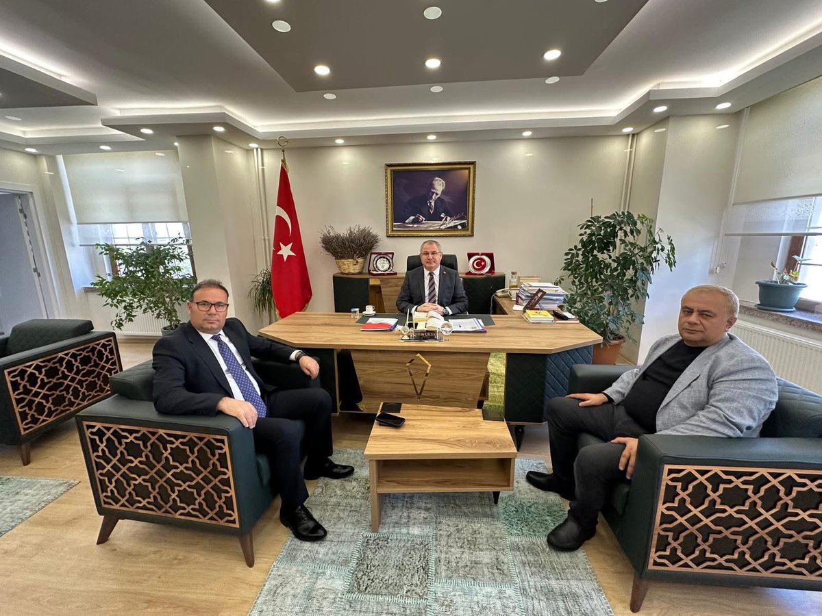 Edirne Vali Yardımcısı Hemşehrimiz Sn Ercan ÇİÇEK 'i Makamında ziyaret ettik İlgi ve alakalarından dolayı teşekkür ederiz.