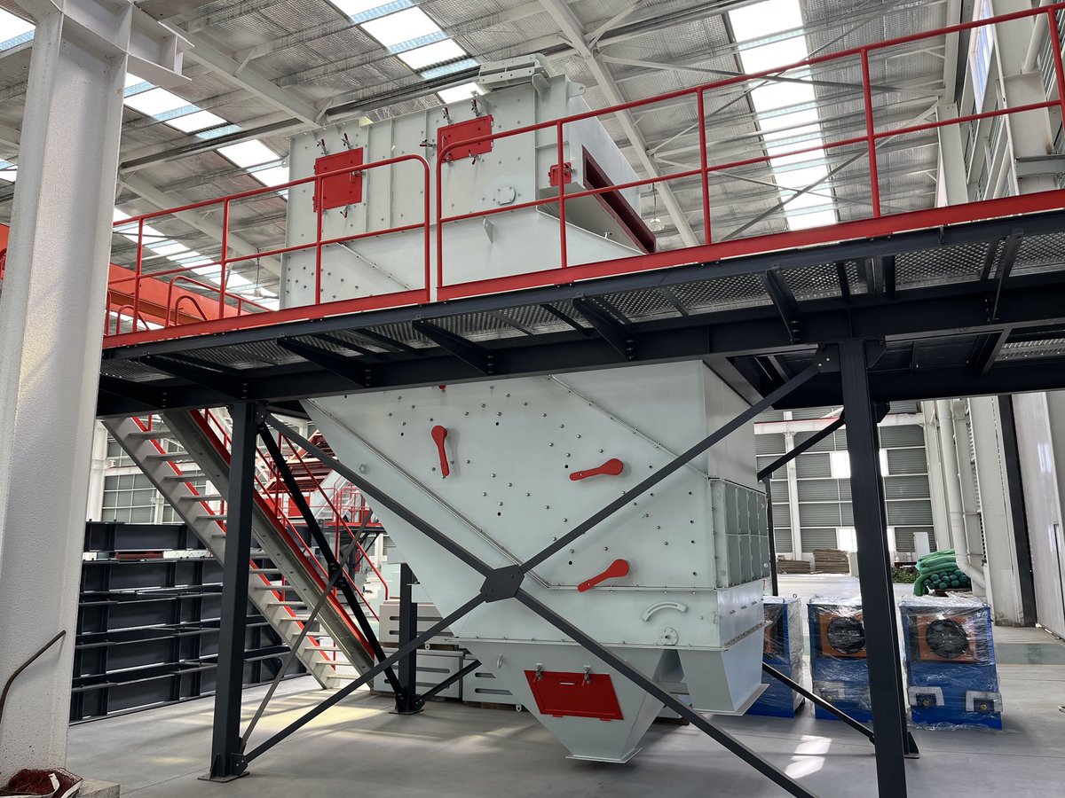 JinluSandMaker's tweet image. Air screen is a part of V9 and VX series sand making producing line. It can reduce the powder in the sand after crushing, and screen different particle sizes at the same time.
#airscreen #screening #sandmakingmachine #screener #miningequipment