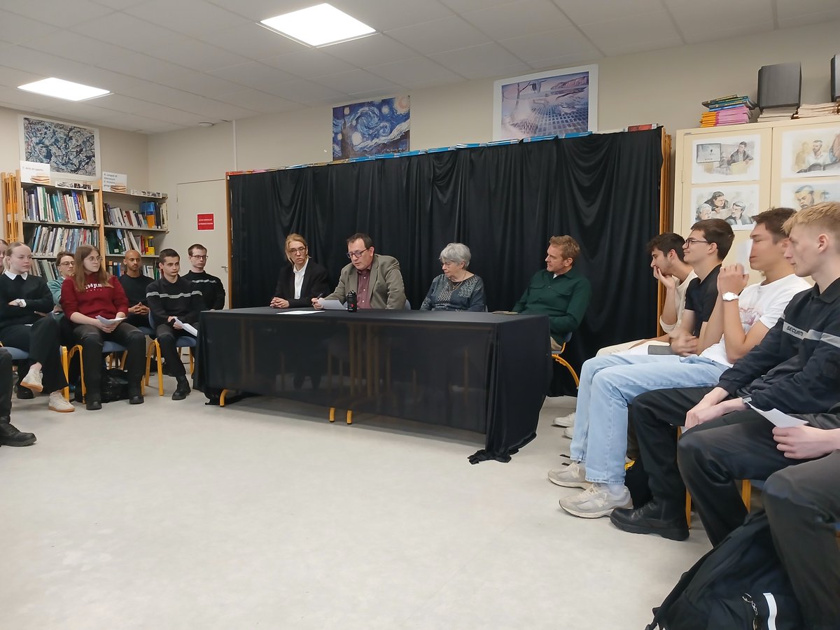 LPCarraz's tweet photo. Final du projet d'étude d'une affaire criminelle avec le dessinateur judiciaire ZZIIGG pour nos élèves de 1re bac pro Métiers de la sécurité
⚖️lecture des plaidoiries par les élèves
🎙️réalisation d'un podcast en cours
Un grand merci à ZZIIGG pour son accompagnement ! https://t.co/GCfwzabQUE