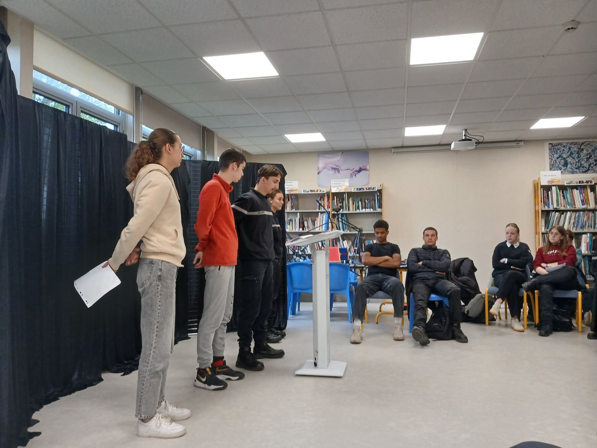 LPCarraz's tweet photo. Final du projet d'étude d'une affaire criminelle avec le dessinateur judiciaire ZZIIGG pour nos élèves de 1re bac pro Métiers de la sécurité
⚖️lecture des plaidoiries par les élèves
🎙️réalisation d'un podcast en cours
Un grand merci à ZZIIGG pour son accompagnement ! https://t.co/GCfwzabQUE
