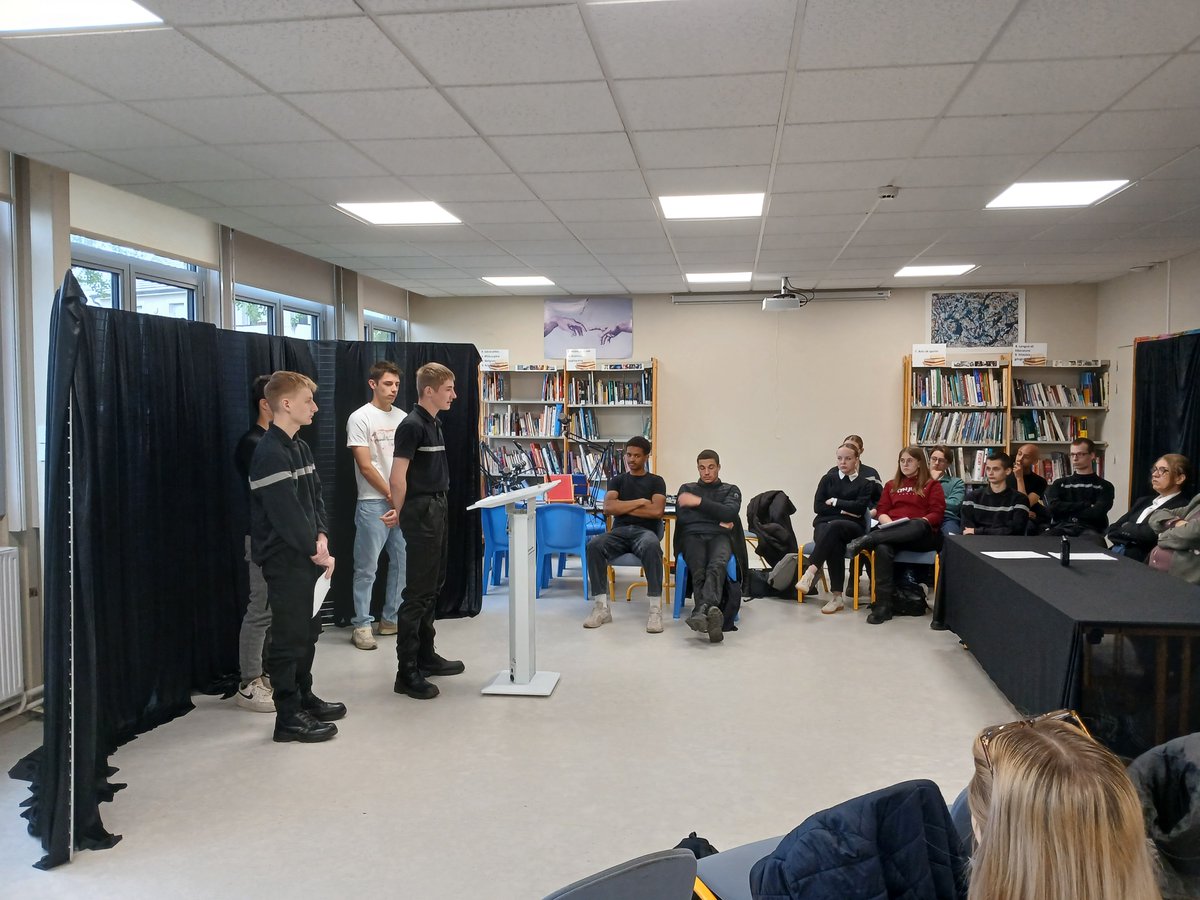 LPCarraz's tweet photo. Final du projet d'étude d'une affaire criminelle avec le dessinateur judiciaire ZZIIGG pour nos élèves de 1re bac pro Métiers de la sécurité
⚖️lecture des plaidoiries par les élèves
🎙️réalisation d'un podcast en cours
Un grand merci à ZZIIGG pour son accompagnement ! https://t.co/GCfwzabQUE