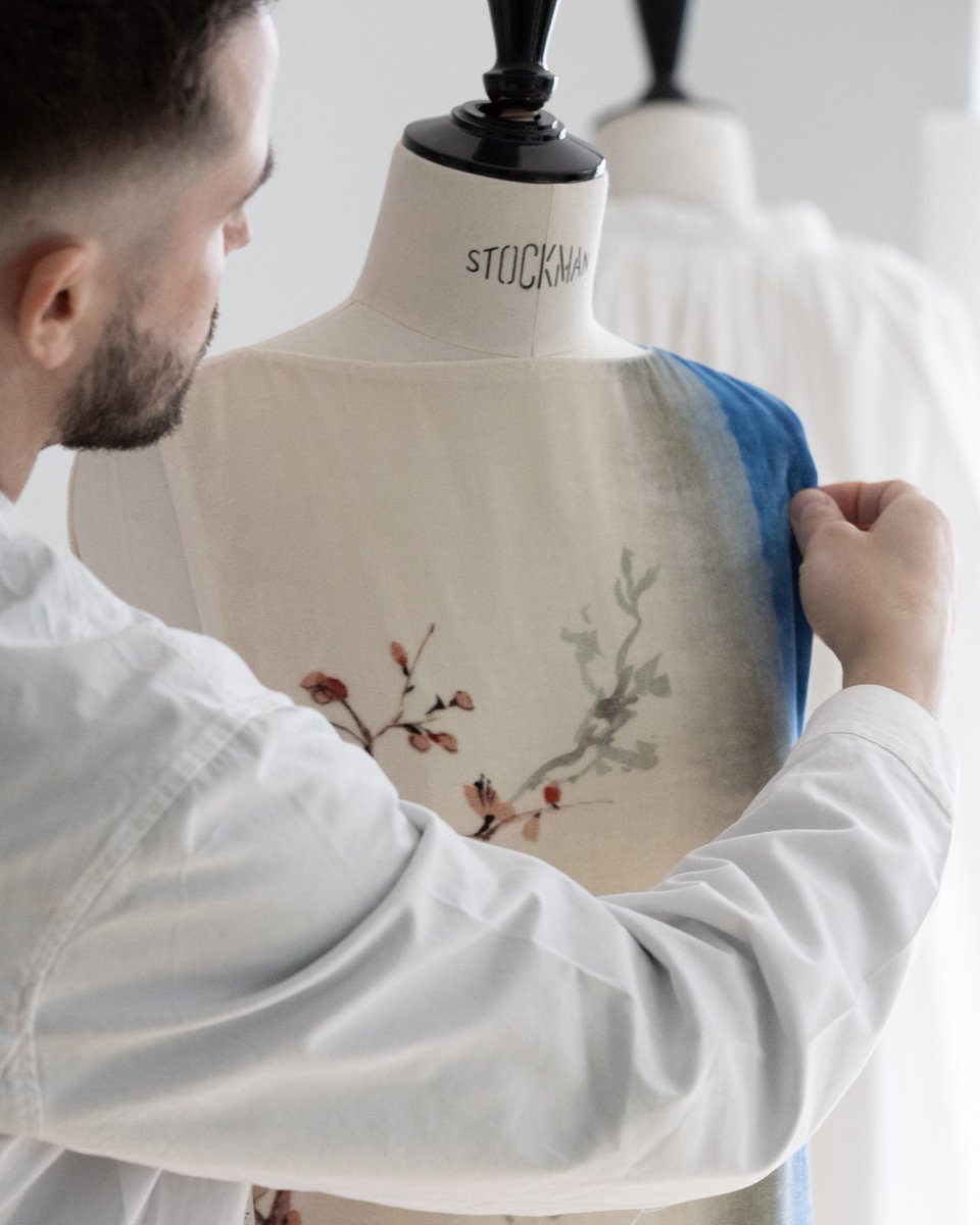 Seen in the Paris atelier before its unveiling at the #DiorFall25 on.dior.com/fall-2025-x by Maria Grazia Chiuri show in Kyoto, a band of symbolic indigo dye borders a dress whose print placement is illustrative of ikebana, the Japanese art of flower arranging.
#DiorSavoirFaire