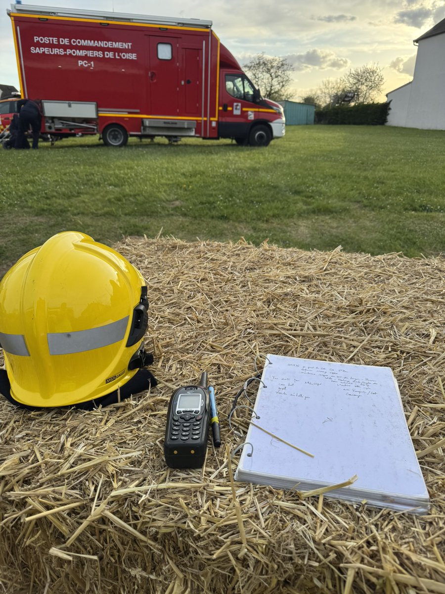 Al1Florent's tweet photo. Être officier, c’est souvent 80-90 % d’administratif. Mais c’est le terrain qui donne du sens à notre engagement.
Hier, 1️⃣ intervention comme chef de colonne. Un moment fort, au ❤️ de l’action.
#SapeursPompiers #Engagement #ChefDeColonne #SDISdeloise https://t.co/2nkxDk8TMq