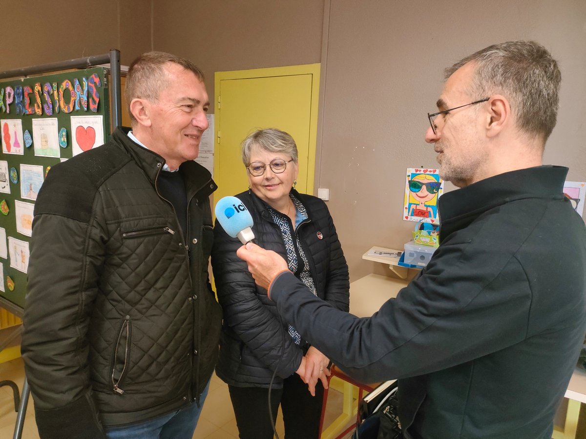 Jeudi 17 avril, un journaliste d'Ici Besançon (France Bleue Besançon) est venu réaliser un reportage sur la classe de CM délocalisée au collège Charles Péguy de Vauvillers. <a href="/DelphineRaba/">Delphine Raba</a> <a href="/DSDEN70/">DSDEN de la Haute-Saône</a> <a href="/ColPeguyVauvil/">CollegeVauvillers</a>