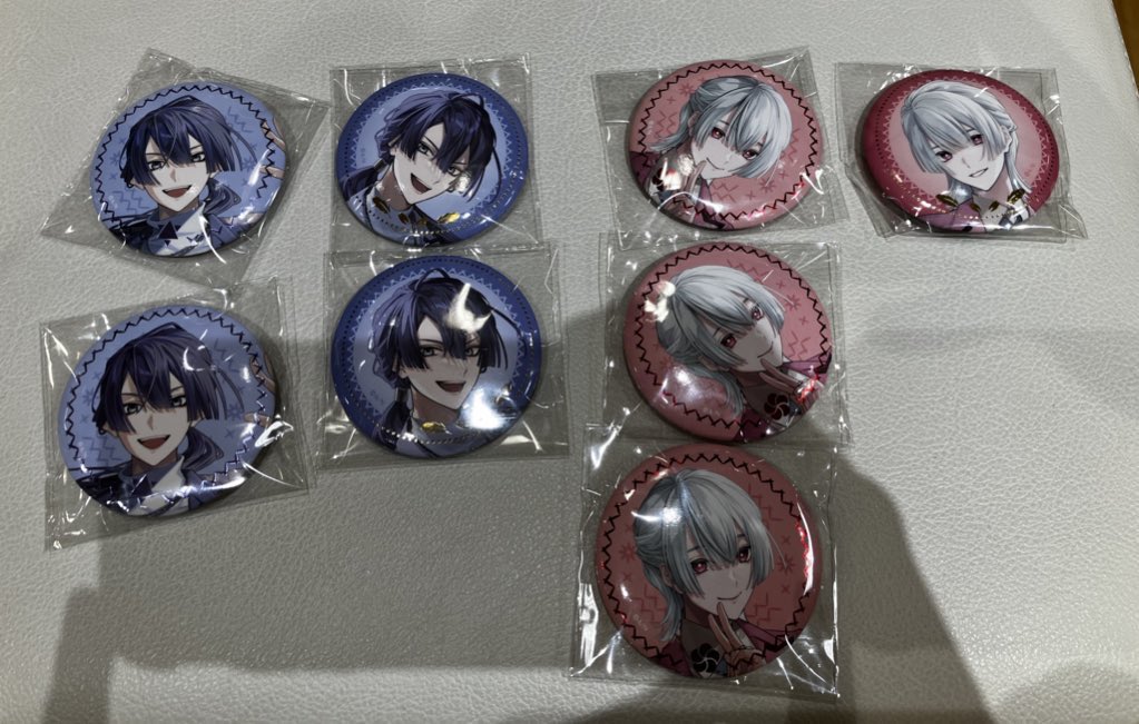 1ooKazyuu's tweet photo. 【交換】にじさんじ 百貨店 VΔLZ 5周年 チェキ風カード　ランダム缶バッジ　特典

(譲)画像1、2
(求)同種🌞、定価、

渋谷にて手渡し交換(月、日曜以外いつでも〇、時間要相談、)
※前日までにご連絡ください

過去のグッズ、特典も少量持っております。気になる方はお気軽にお声掛けください！ https://t.co/eLfwajdi8K