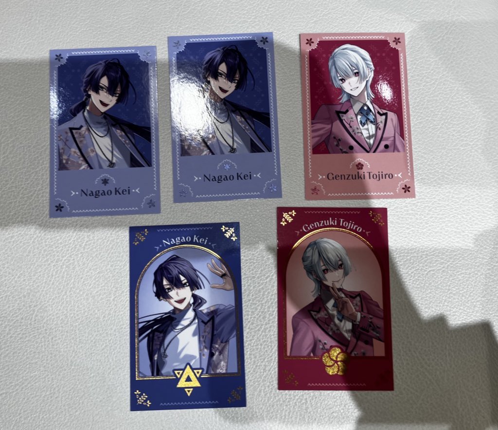 1ooKazyuu's tweet photo. 【交換】にじさんじ 百貨店 VΔLZ 5周年 チェキ風カード　ランダム缶バッジ　特典

(譲)画像1、2
(求)同種🌞、定価、

渋谷にて手渡し交換(月、日曜以外いつでも〇、時間要相談、)
※前日までにご連絡ください

過去のグッズ、特典も少量持っております。気になる方はお気軽にお声掛けください！ https://t.co/eLfwajdi8K