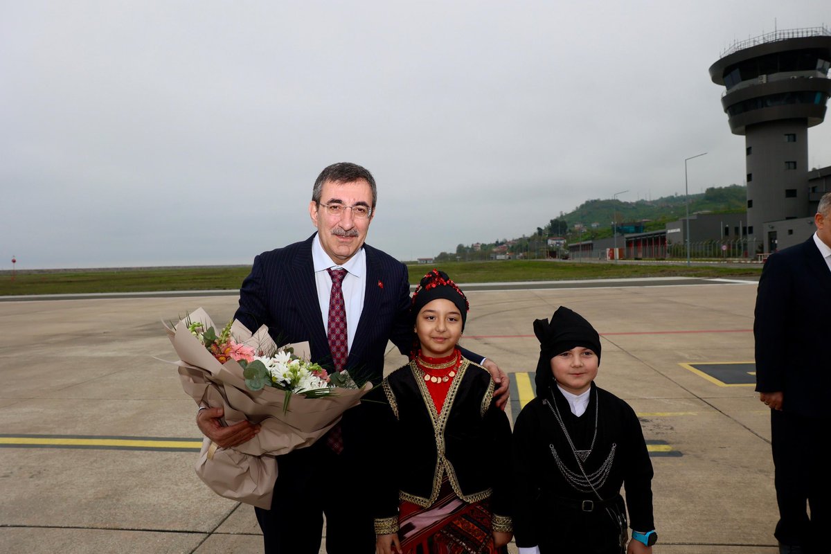 valiserdengecti's tweet photo. DOKAP Eylem Planı Bilgilendirme ve İstişare Toplantısı ve Ekonomi Koordinasyon Kurulu Toplantısını gerçekleştirmek üzere ilimizi teşrif eden Cumhurbaşkanı Yardımcımız Sn. Cevdet Yılmaz’ı Ordu-Giresun Havalimanında karşıladık.

Mavi ve yeşilin destansı şehri #Giresun’umuza hoş geldiniz Sayın Cumhurbaşkanı Yardımcım.

@_cevdetyilmaz