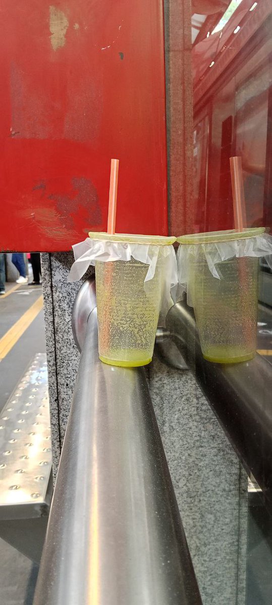 Dejar tu basura en #Metrobús no es muy verde de tu parte. 👇🏻🤨