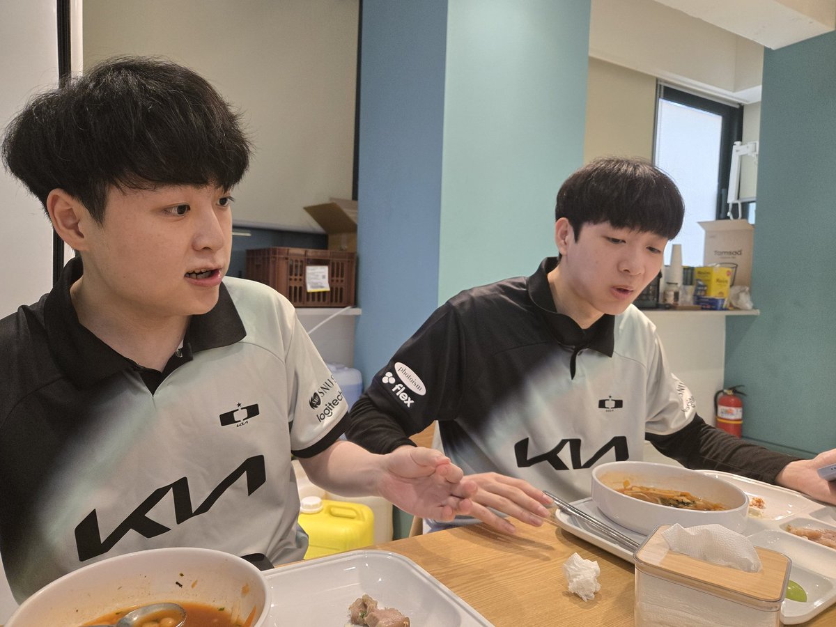 jyjoonlee's tweet photo. 경기장 출발전 간단 식사.

둘이 거의 24시간 붙어있으면서 무슨 할 이야기가 이렇게 많은지,,
대화에 껴들 틈이 없음.

항상 종알거리는건 형이고,,, 
듣고 다른귀로 흘리는 리엑션은 동생 몫.

다시 힘내 봅시다~~~~
지금 처럼 계속 서로 챙깁시다~~

#dpluskia #dkwin #dkshowmaker #dklucid #wherelegendsareborn