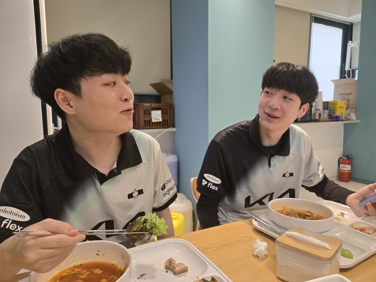 jyjoonlee's tweet photo. 경기장 출발전 간단 식사.

둘이 거의 24시간 붙어있으면서 무슨 할 이야기가 이렇게 많은지,,
대화에 껴들 틈이 없음.

항상 종알거리는건 형이고,,, 
듣고 다른귀로 흘리는 리엑션은 동생 몫.

다시 힘내 봅시다~~~~
지금 처럼 계속 서로 챙깁시다~~

#dpluskia #dkwin #dkshowmaker #dklucid #wherelegendsareborn
