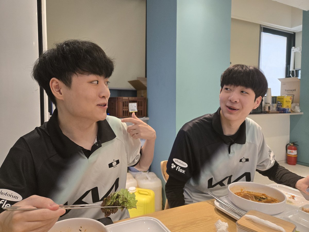 jyjoonlee's tweet photo. 경기장 출발전 간단 식사.

둘이 거의 24시간 붙어있으면서 무슨 할 이야기가 이렇게 많은지,,
대화에 껴들 틈이 없음.

항상 종알거리는건 형이고,,, 
듣고 다른귀로 흘리는 리엑션은 동생 몫.

다시 힘내 봅시다~~~~
지금 처럼 계속 서로 챙깁시다~~

#dpluskia #dkwin #dkshowmaker #dklucid #wherelegendsareborn