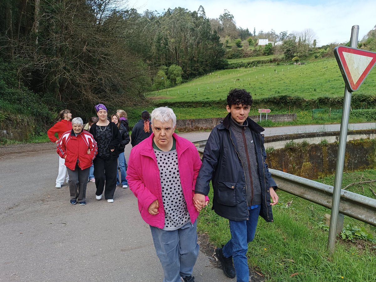 Nos sentimos parte de la vida caminando con Jesús y siendo VIDA #aPascuadeservicio#HHCCEN <a href="/HijasCaridadEN/">Hijas de la Caridad España Norte</a> <a href="/MilagrosaOviedo/">Colegio La Milagrosa Oviedo</a>