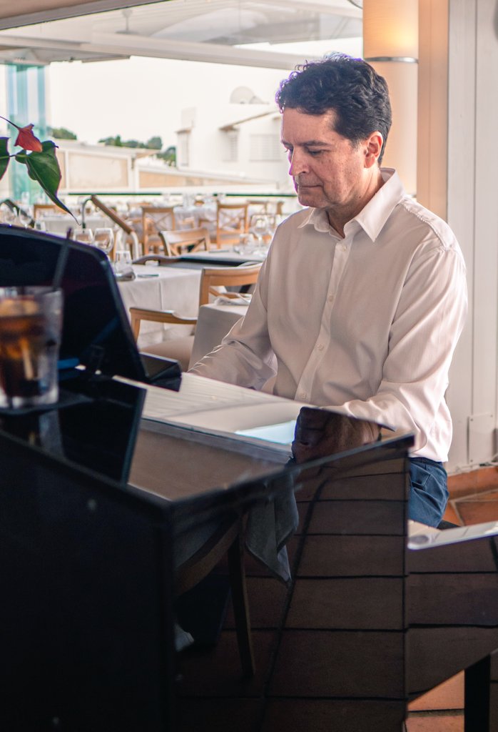 PortPetitRest's tweet photo. 🎹 ¡Esta noche inauguramos los viernes noche de música en directo en #PortPetit de la mano de Miguel Ángel, nuestro querido #pianista, que año tras año nos deleita con maravillosas melodías mientras disfrutáis de la velada! 🤩
https://t.co/XiWy096zrQ https://t.co/fzLZY8OihC