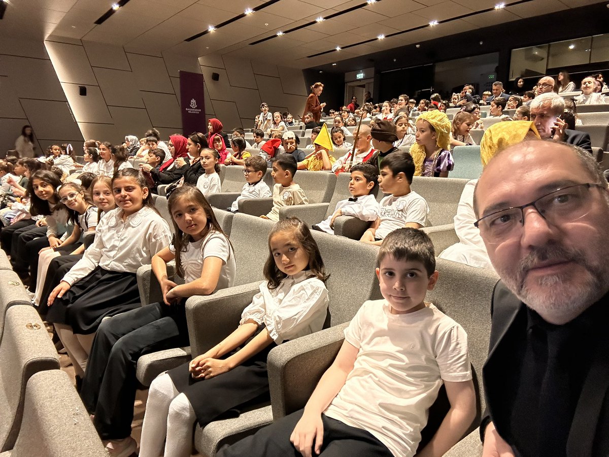 Geleceğin Yazarları projesi kapsamında 26 yazarımız ve “Zarifçe Kelimeler” adlı eserimizle fuardayız. 
<a href="/istanbulilmem/">İstanbul İl Millî Eğitim Müdürlüğü</a> 
<a href="/Basaksehir_Mem/">Başakşehir İlçe Millî Eğitim Müdürlüğü</a> 
<a href="/Basaksehir_Bld/">Başakşehir Belediyesi</a> 
<a href="/OzcanTrn/">Özcan Turan</a>