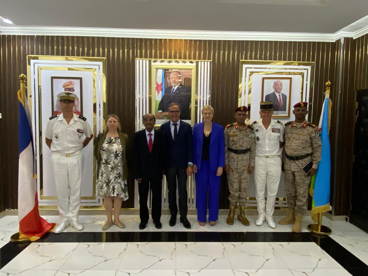 ALehenanff's tweet photo. Merci aux autorités djiboutiennes pour leur accueil et les riches échanges durant ces 4 jours de mission pour la @AN_Defense 

Heureux d’avoir partagé ce deplct auprès de madame l’ambassadrice de 🇫🇷 et de toutes les forces françaises @FFDJ_Officiel 

#TCMD https://t.co/V8diEl4zSN